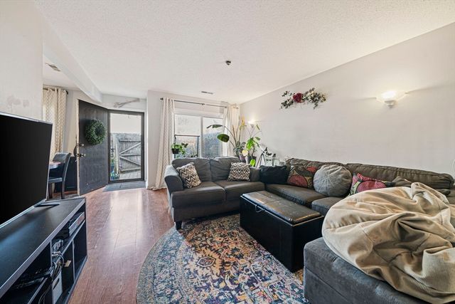 45 Meadowood Dr 45, Stoughton, MA 02072