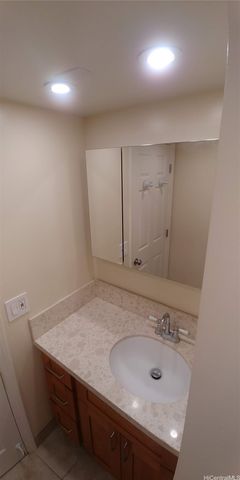 1099 Green Street B409, Honolulu, HI 96822