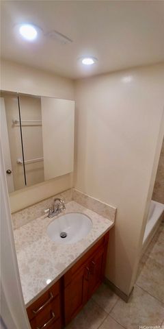 1099 Green Street B409, Honolulu, HI 96822