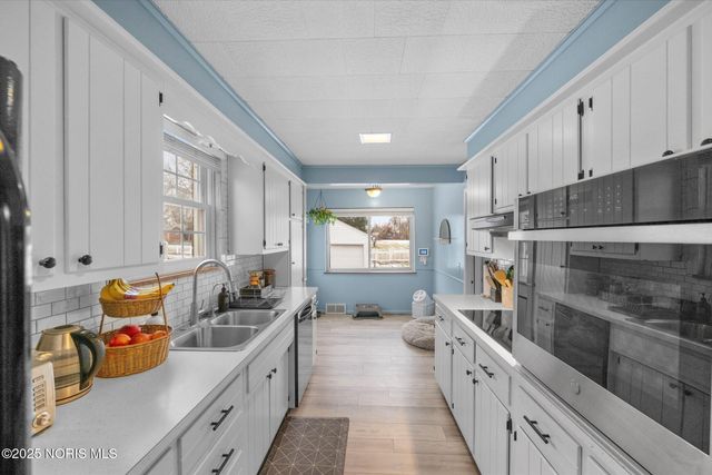 2938 Starr Avenue, Oregon, OH 43616