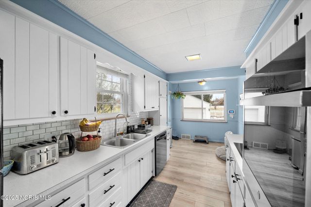 2938 Starr Avenue, Oregon, OH 43616