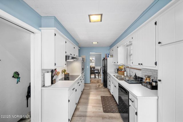 2938 Starr Avenue, Oregon, OH 43616