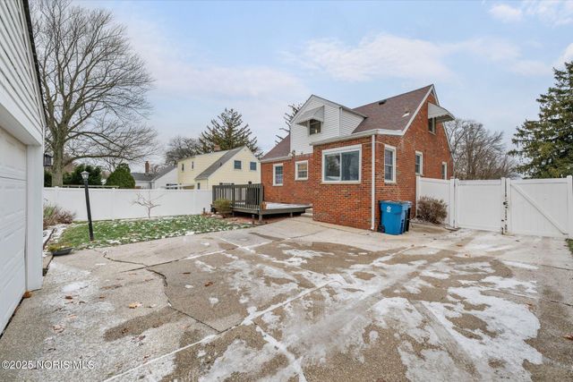 2938 Starr Avenue, Oregon, OH 43616