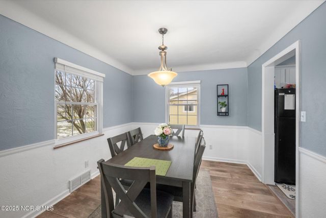 2938 Starr Avenue, Oregon, OH 43616