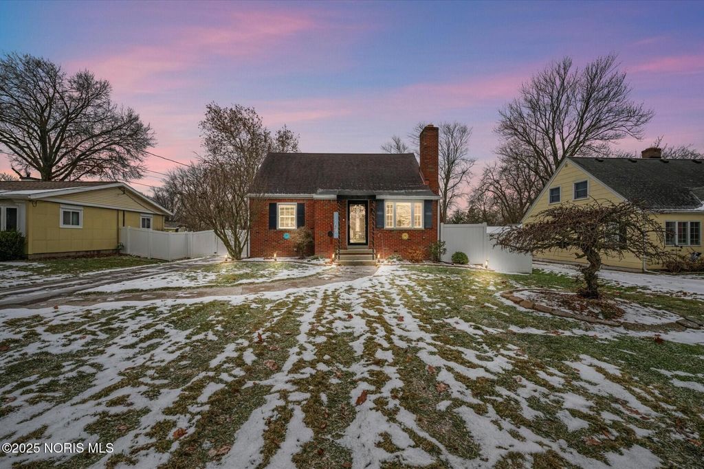 2938 Starr Avenue, Oregon, OH 43616