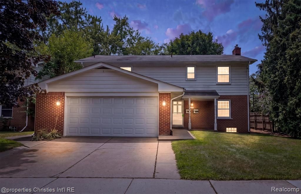 215 Woodsboro Drive, Royal Oak, MI 48067