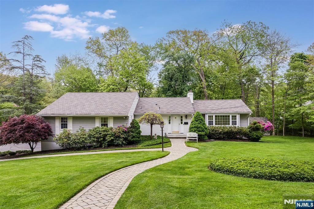 6 Driftway Street, Roseland, NJ 07068