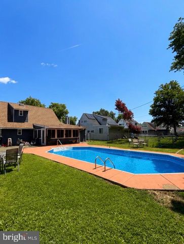 99 KINGWOOD LN, Levittown, PA 19055