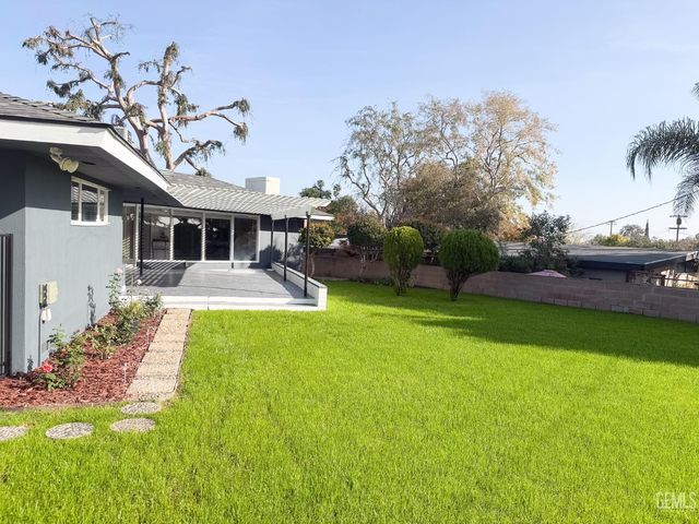 1904 Ridgewood Drive, Bakersfield, CA 93306