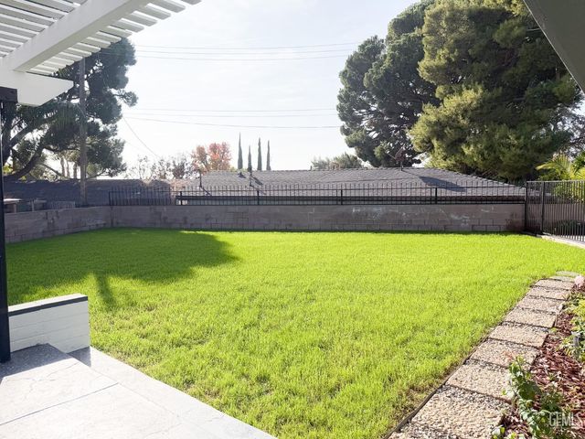 1904 Ridgewood Drive, Bakersfield, CA 93306