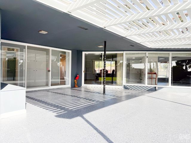 1904 Ridgewood Drive, Bakersfield, CA 93306