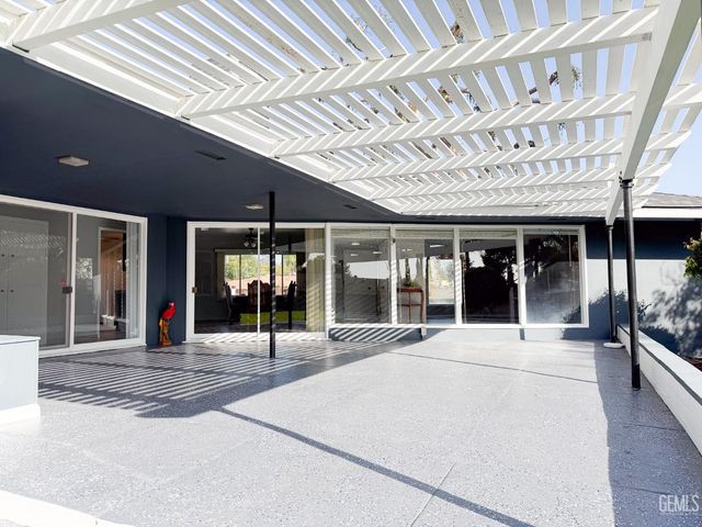 1904 Ridgewood Drive, Bakersfield, CA 93306