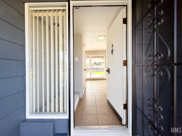 1904 Ridgewood Drive, Bakersfield, CA 93306