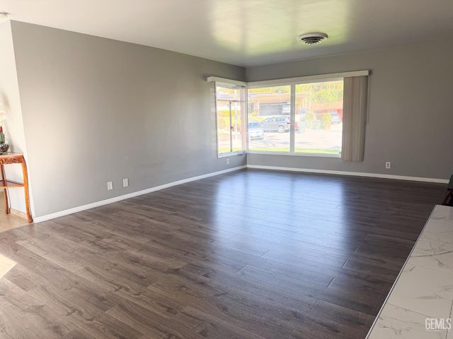 1904 Ridgewood Drive, Bakersfield, CA 93306