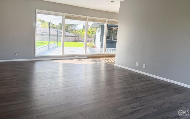 1904 Ridgewood Drive, Bakersfield, CA 93306