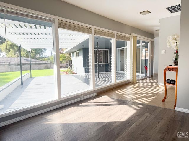 1904 Ridgewood Drive, Bakersfield, CA 93306