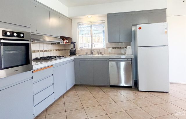 1904 Ridgewood Drive, Bakersfield, CA 93306