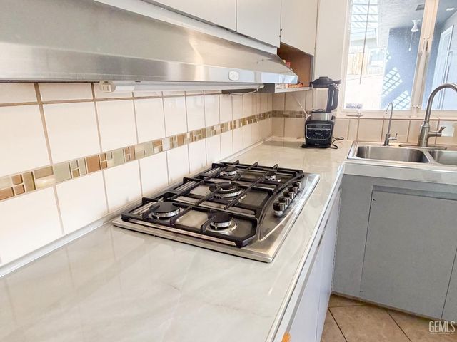 1904 Ridgewood Drive, Bakersfield, CA 93306