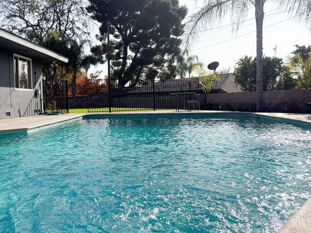 1904 Ridgewood Drive, Bakersfield, CA 93306