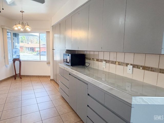 1904 Ridgewood Drive, Bakersfield, CA 93306