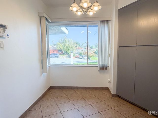 1904 Ridgewood Drive, Bakersfield, CA 93306