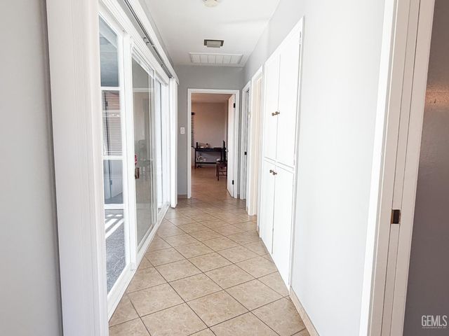 1904 Ridgewood Drive, Bakersfield, CA 93306