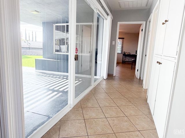 1904 Ridgewood Drive, Bakersfield, CA 93306