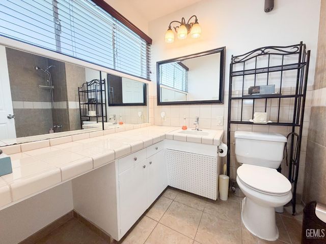 1904 Ridgewood Drive, Bakersfield, CA 93306