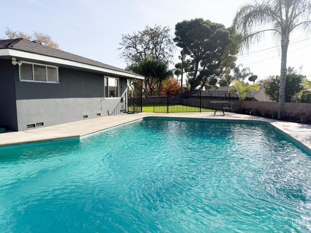 1904 Ridgewood Drive, Bakersfield, CA 93306