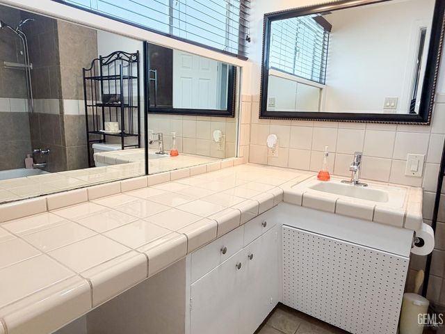 1904 Ridgewood Drive, Bakersfield, CA 93306