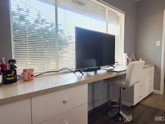 1904 Ridgewood Drive, Bakersfield, CA 93306