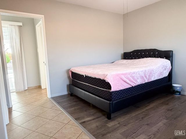 1904 Ridgewood Drive, Bakersfield, CA 93306