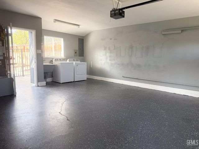 1904 Ridgewood Drive, Bakersfield, CA 93306