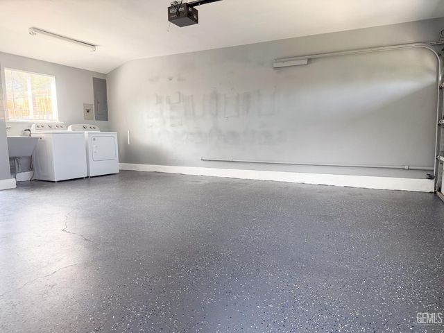 1904 Ridgewood Drive, Bakersfield, CA 93306