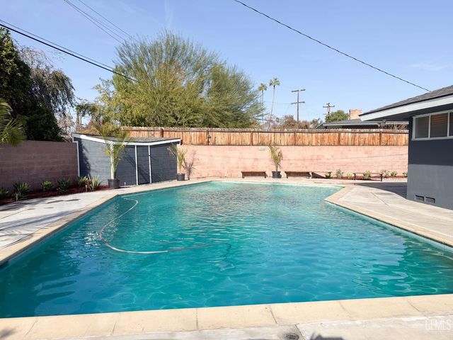 1904 Ridgewood Drive, Bakersfield, CA 93306