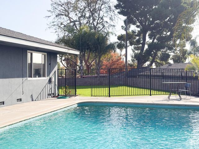 1904 Ridgewood Drive, Bakersfield, CA 93306