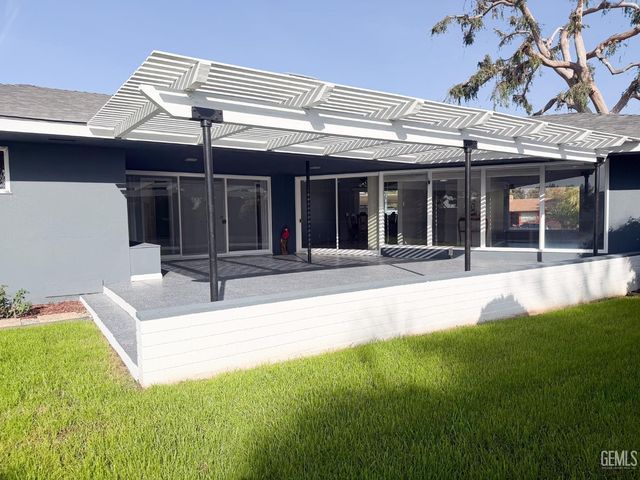 1904 Ridgewood Drive, Bakersfield, CA 93306