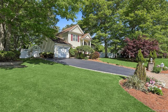 16 Winterberry Drive, Middle Island, NY 11953