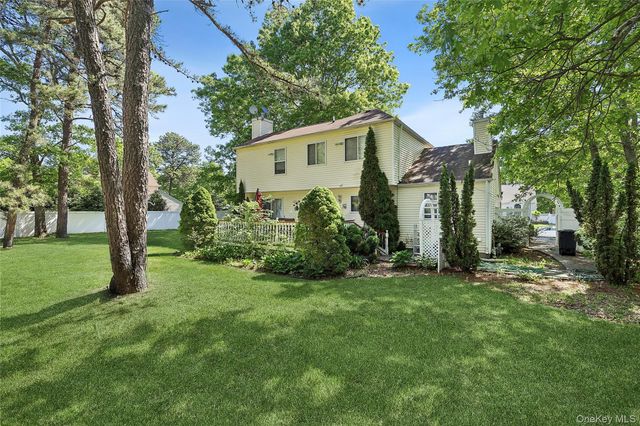 16 Winterberry Drive, Middle Island, NY 11953