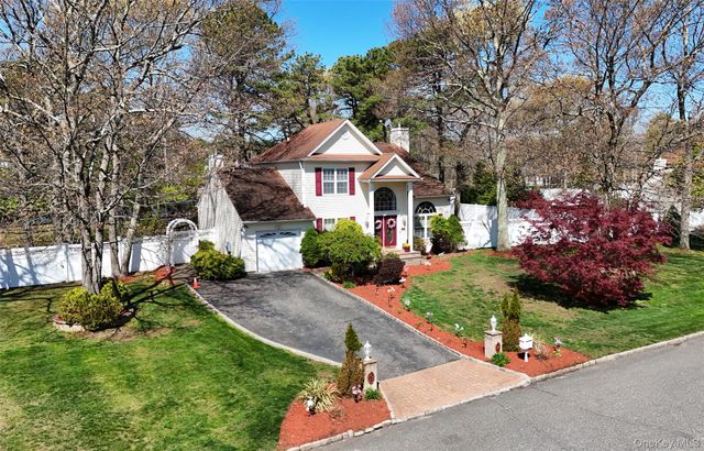 16 Winterberry Drive, Middle Island, NY 11953