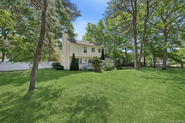 16 Winterberry Drive, Middle Island, NY 11953