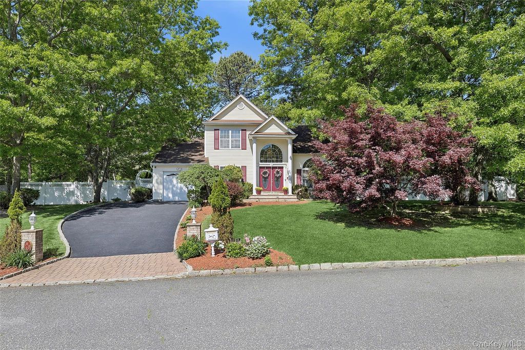 16 Winterberry Drive, Middle Island, NY 11953