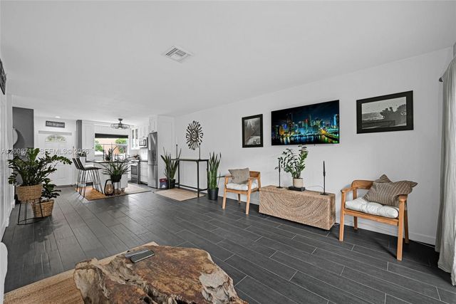 450 SE 7th St 210, Dania Beach, FL 33004