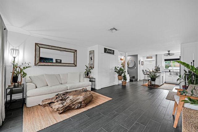 450 SE 7th St 210, Dania Beach, FL 33004
