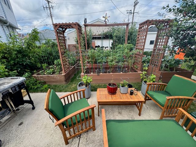 5942 W Thorndale Avenue, Chicago, IL 60646