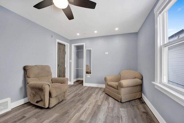 5942 W Thorndale Avenue, Chicago, IL 60646