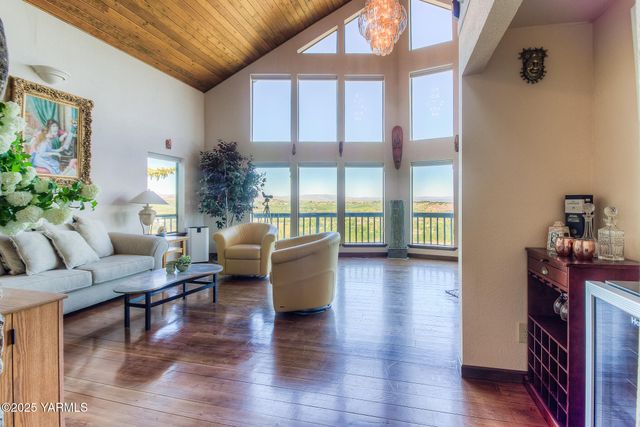 541 Basalt Springs Way, Naches, WA 98937