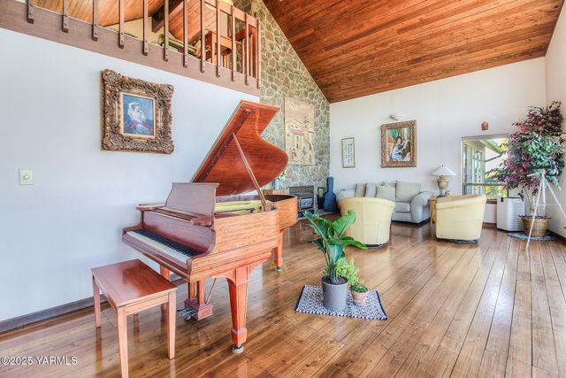 541 Basalt Springs Way, Naches, WA 98937