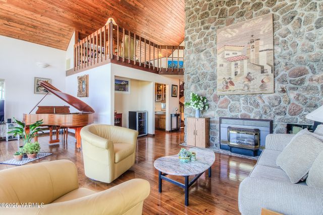 541 Basalt Springs Way, Naches, WA 98937