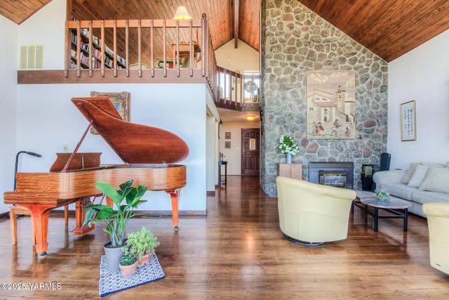 541 Basalt Springs Way, Naches, WA 98937